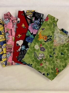 Women's Graphic Scrub V-Neck Top - lot of 5 -large